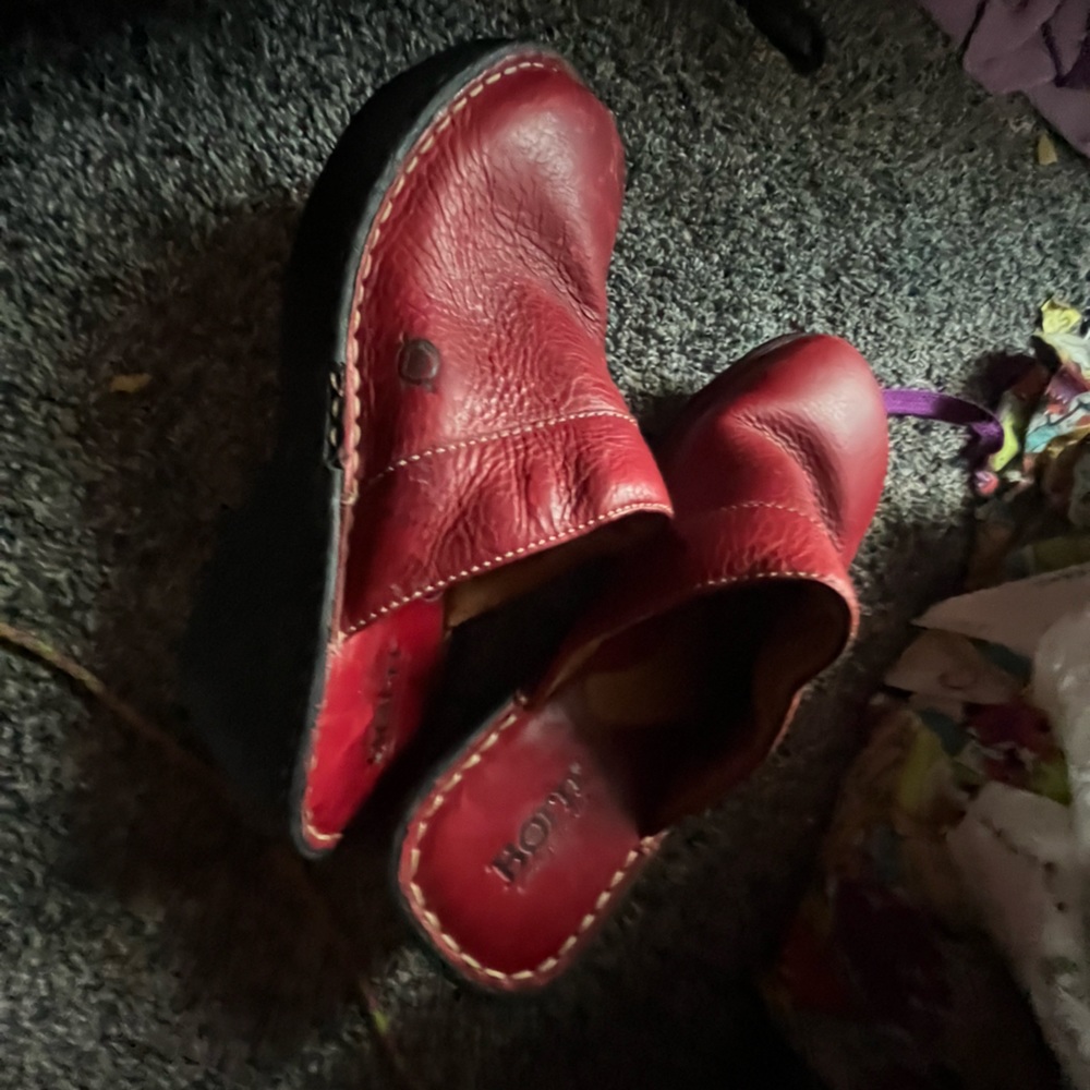 Sz 8 clogs in red leather heavy slide ons